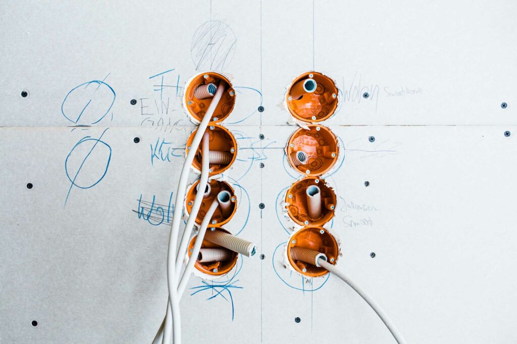 Orange Dosen, Kabel, Skizzen, Rohbau.