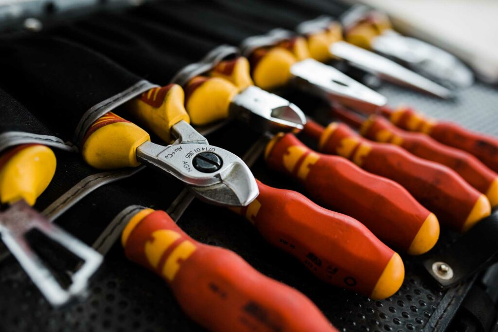 Isolierte Werkzeuge griffbereit angeordnet.