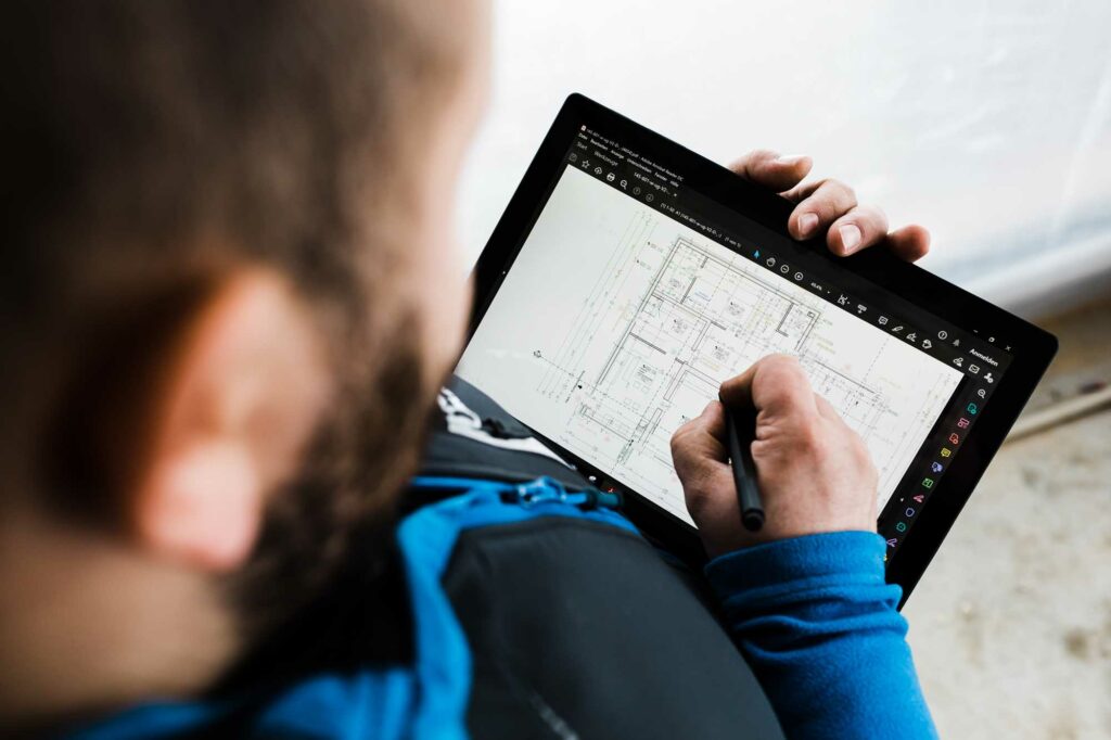 Digitale Skizze auf Tablet entsteht.