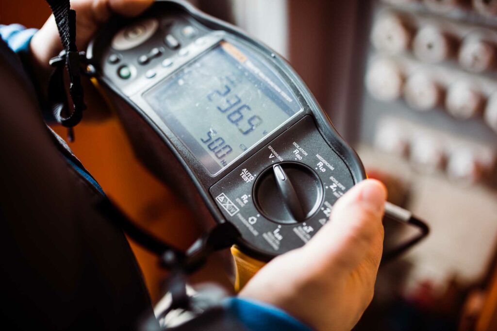 Elektronisches Messgerät zeigt Spannungswert.