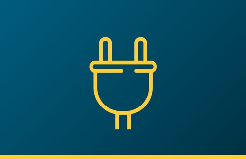 Gelber Stecker auf blauem Hintergrund.