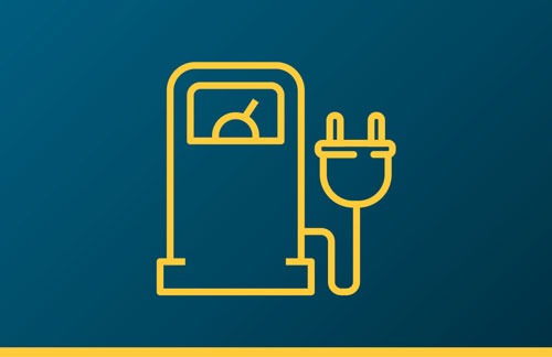 Stromtankstelle mit großem Stecker.