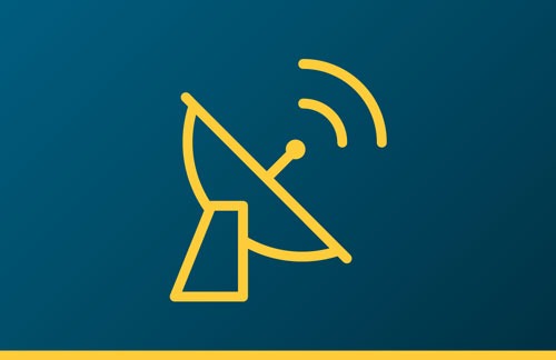 Gelbe Satellitenschüssel sendet Wellen.